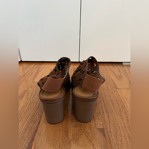 Soda-Brown Laser Cut Geometric Sandal Heels. size 10. - Picture 6 of 9